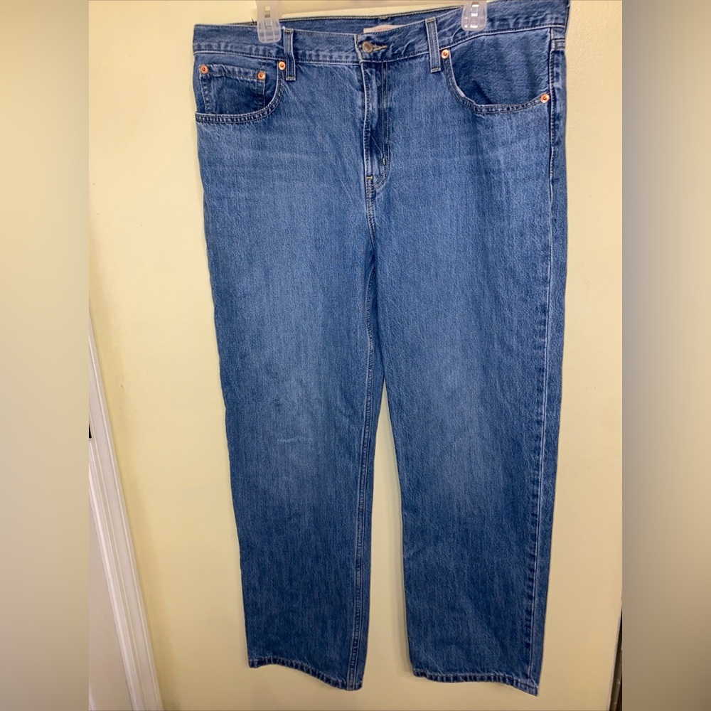Womens Levi’s low pro straight leg baggy jeans . Size 33 med wash